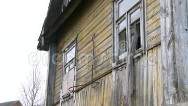 一座破旧的<strong>房</strong>子，窗户破了。 在普里皮亚特市切尔诺贝利禁区被遗弃的<strong>房</strong>子。 4k