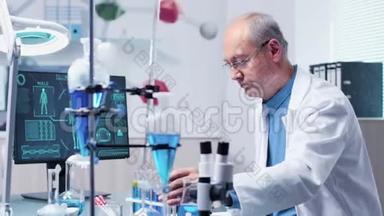 在现代和高端的实验室里，60多岁的医生正在用蓝色样品观察不同的试管