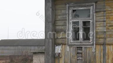废弃的，毁坏的旧木屋.. 窗户和墙面有<strong>破损</strong>的旧屋面用风化涂料.. 特写镜头。 4k.