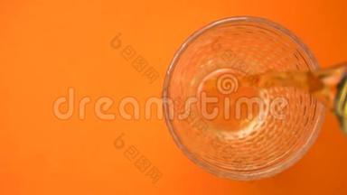 在玻璃杯中倒入苹果或葡萄轻新鲜果汁