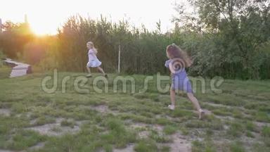快乐的孩子，<strong>活泼有趣</strong>的女朋友在阳光下在大自然的绿色草坪上玩耍追赶和奔跑