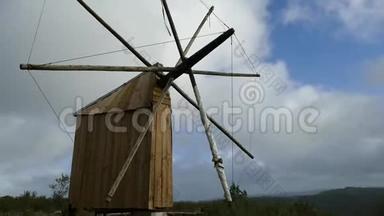 葡萄牙刮风山上的旧风车