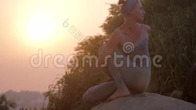 女士坐在马辛德拉萨纳阿萨纳老岩石慢动作