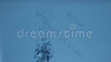 慢动作。 气泡在水下的抽象运动。 旋转的气泡在蓝色的水中喷射。 特写镜头。