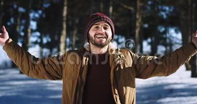 有魅力的人带着一个大大的微笑，在冬天的时候享受森林里的时<strong>光</strong>，他呼吸一些新鲜空气，<strong>感觉</strong>到