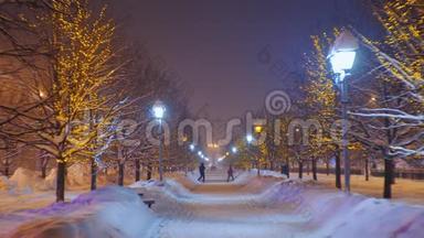 小镇上一条雪覆盖的美丽小巷。 冬季下雪天气