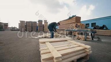 人折叠木板.. 家具材料用的方形木板堆.. 加速射击。