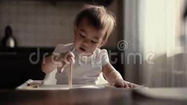 小可爱的女孩在纸上画一支铅笔。 小孩用铅笔敲纸