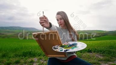 一位身材矮小的年轻女子坐在草地上，画着-测量图像<strong>比例</strong>