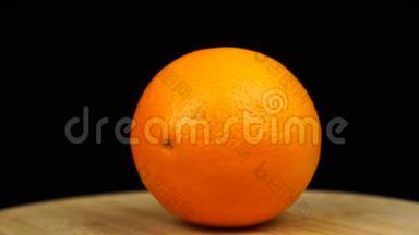 橘子放在<strong>木板</strong>上，旋转360度.. <strong>黑色背景</strong>