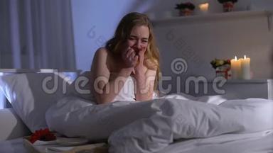女人在床上吃甜甜圈，哭着<strong>挣扎</strong>着吃过量的食物