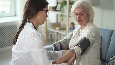 在<strong>家中</strong>测量她病人血压的年轻专家