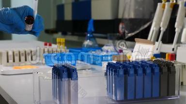 遗传学研究的现代医疗设备。 在蓝手套中使用微型移液管进行手部特写