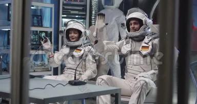 德国宇航员在新闻发布会上挥手致意