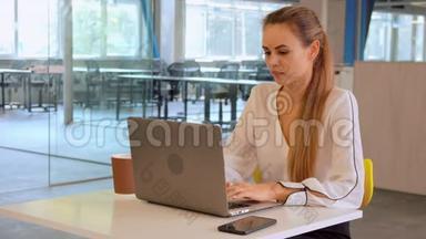 女商人喝咖啡使用电脑室内