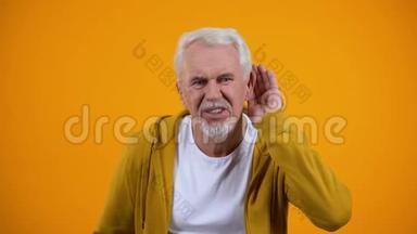 老年人试图倾听对话者，老年人的健康问题，耳聋