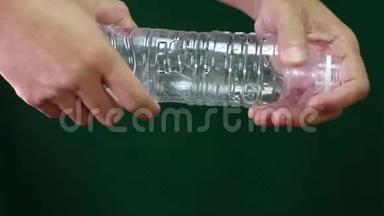双手抓握扭塑料瓶，空用塑料瓶，聚对苯二甲酸乙二醇酯塑料回收