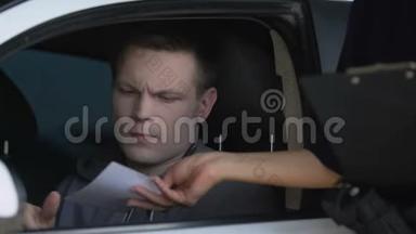 女警察在车上给男子停车罚单，违法，交通违法