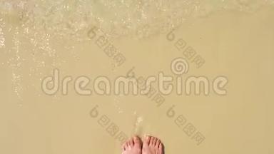 踏入大海，女人`脚踩在沙滩上才能冲浪..