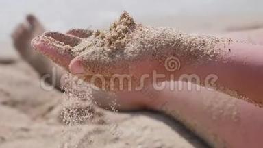 沙子在<strong>蓝色</strong>的海洋上流过。 暑假海滩度假概念