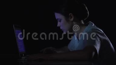 女人看着笔记本<strong>电脑</strong>上蓝色的死亡<strong>屏幕</strong>，呼唤<strong>主</strong>人