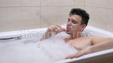 醉汉躺在浴缸里，把酒洒在脸上。