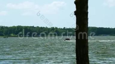 水上喷气式飞机或私人水上飞机和游艇，人们可以在达湖上享受一次旅行。