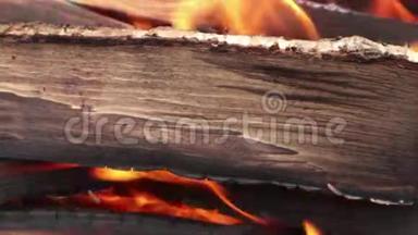用火焰和烟雾<strong>打开火</strong>和木柴