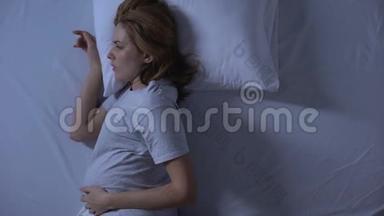 孕妇在床上服用<strong>止痛药</strong>，副作用药物