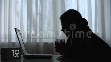 不睡觉的女人早上在笔记本电脑上喝茶，工作<strong>职责</strong>