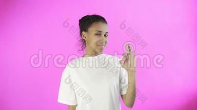 可爱的非裔美国女孩在工作室的<strong>粉色</strong>背景上用两个拇指和<strong>微</strong>笑表现得很好
