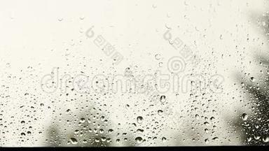 阴天时雨点落在玻璃上.. 下雨的秋天天气.. 乌云密布的天空。 恶劣天气