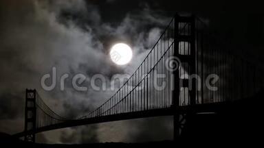 金门剪影：在阴云密布的天空下，满月