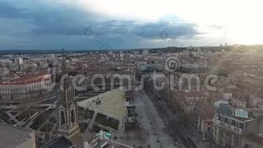 法国尼姆斯的历史中心。 广场、竞技场和天主教会塔楼的空中景观