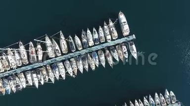 许多帆船停泊在码头。 无人机镜头，俯视图
