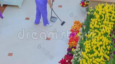 一个清洁工在购物中心扫地。 清洁服务