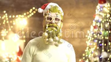 新年派对的乐趣。 有胡子和胡子的圣诞老人。 戴圣诞帽的圣诞老人。 礼物的情感。 胡子