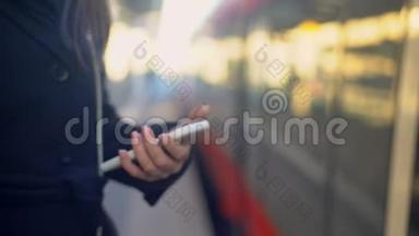 女人在电话和火车上查看目的地，<strong>在线购票</strong>应用程序