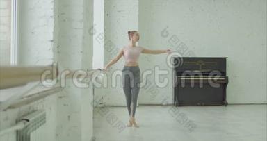 芭蕾舞演员在舞蹈室练习发展
