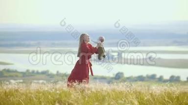 一个女人在田里玩她的小宝贝-把小宝贝扔起来