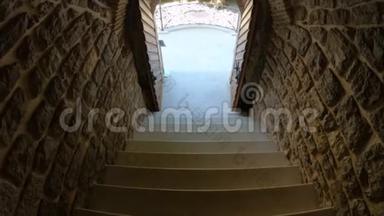 从一个古老的高楼梯到黑山敞开的大门、景点和旧建筑，远足和旅行