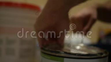 改造系列-业主或承包商打开一罐油漆与油漆开罐器