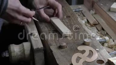 男木匠用弯曲的尺子和木匠把木板标记在松木架子上