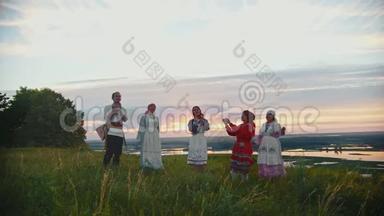 身着俄罗斯传统服装的年轻人在赛场上尽情享受舞蹈和鼓掌