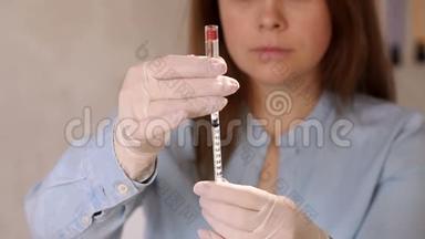 一个戴手套的女孩正在用<strong>胰岛</strong>素注射器中提取短效<strong>胰岛</strong>素。