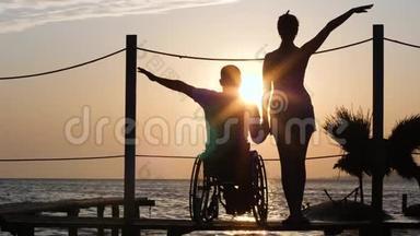 轮椅上有病腿的男人和女朋友在阳光明媚的<strong>夕阳</strong>下进行<strong>浪漫</strong>的旅行