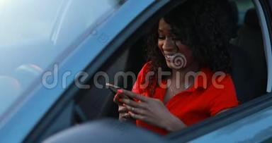 女人用智能手机坐在车里，<strong>发信息</strong>