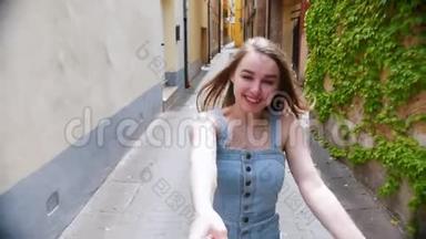 一个年轻的女人跟着她的男朋友走过意大利的一条街，环顾四周