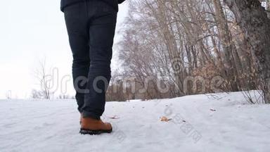 冬天，穿着浅棕色鞋子的人在公园里散步。