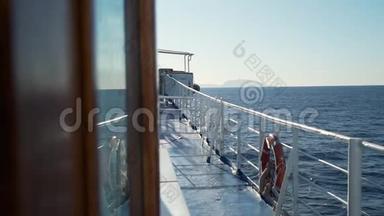 <strong>横渡</strong>大海的提尔黑尼亚渡轮的甲板
